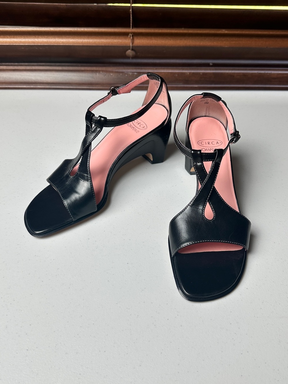 Circa Joan & David Black T-Strap Mid Block Heel Sandals Size 6 With Dust Bag